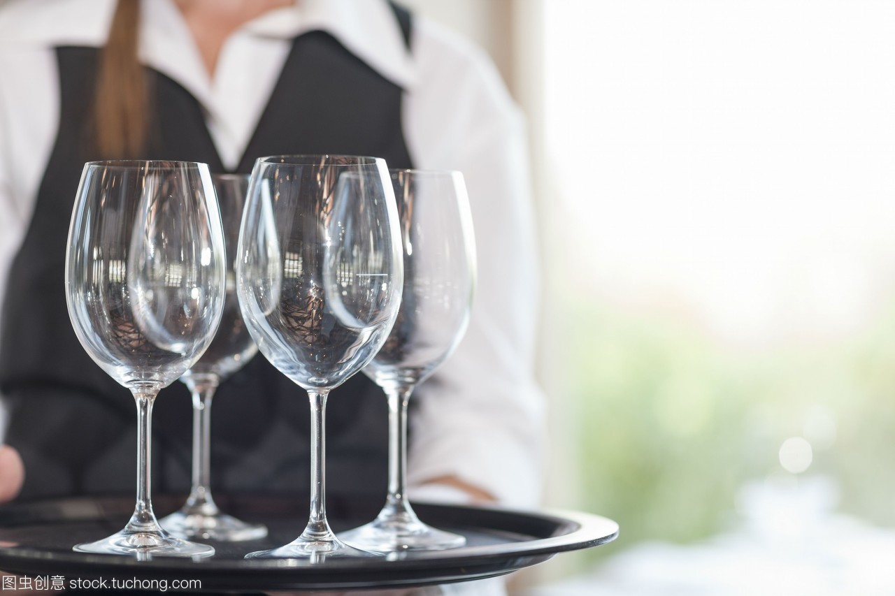 托舉之間 一杯空酒杯里的餐飲服務藝術